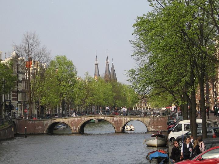 Amsterdam 21.jpg - Viele jahrhundertealte Denkmäler zieren den Stadtkern. Fast 7.000 Lagerhäuser sowie beinahe 1.300 Brücken aus dem 16./17./18. Jahrhundert zeugen vom Goldenen Zeitalter.